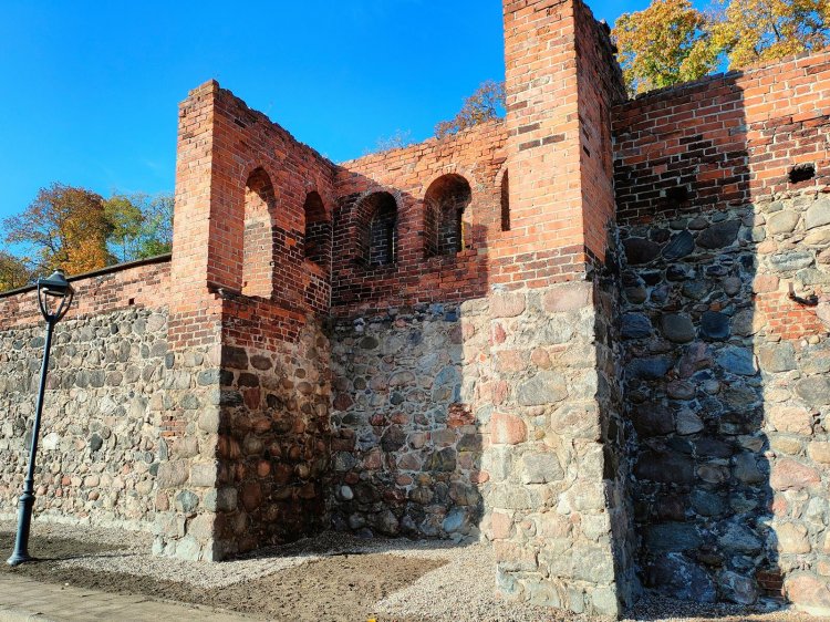 XIII-wieczne mury obronne wzdłuż ul. Klasztornej zostały wzmocnione i zabezpieczone.